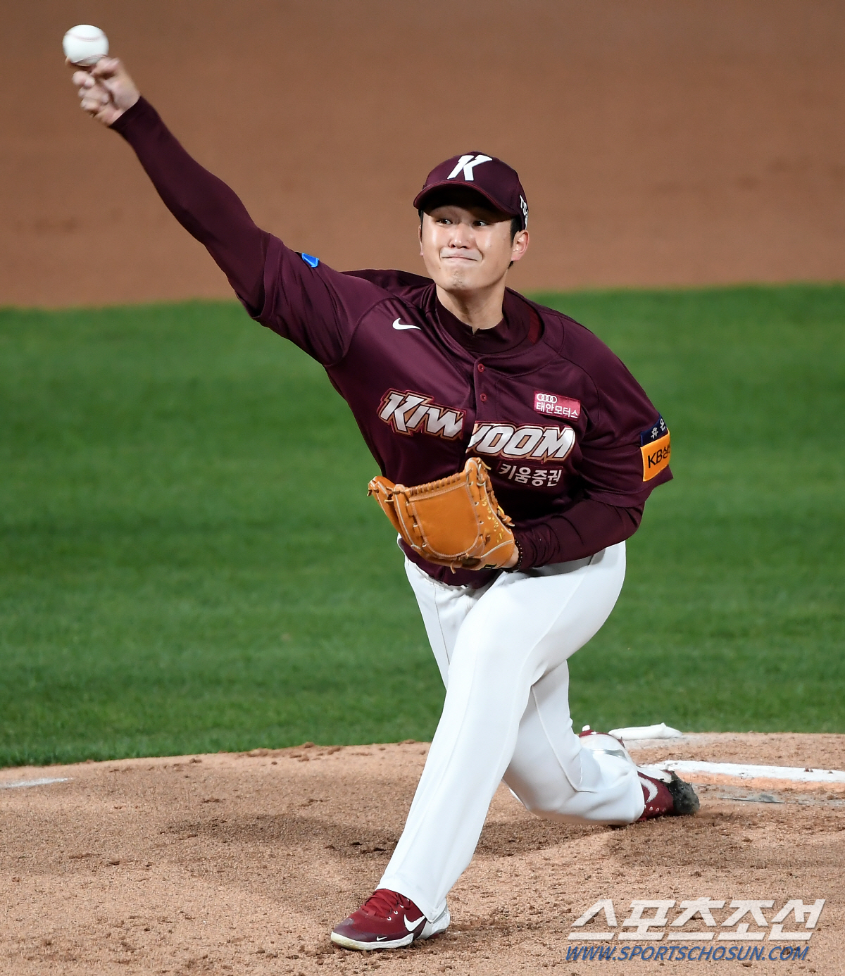 The undeclared players of Help Heroes and LG Twins have been decided.The Korea Baseball Organization (KBO) announced the undeclared players ahead of the first leg of the wild card game between Help and LG at Jamsil-dong Stadium on the 2nd.LG chose Pitcher Jin-Cheon and Lee Min-ho, while Help chose Eric Yokishi and Won-Tae Choi as unsecured players.LG has named Jeong Chan-Heon and Lim Chan-gyu as undeclared players in the previous days rain-revoked match; Help has not changed.Yokishi is unlikely to be on the mound again after starting the Jamsil-dong Doosan Bears on the 30th of last month.Wildcard second-round pick Pitcher confirmed Won-Tae Choi early on.LG did not disclose the starter Pitcher in the second game, but expressed its willingness to finish in the first game.