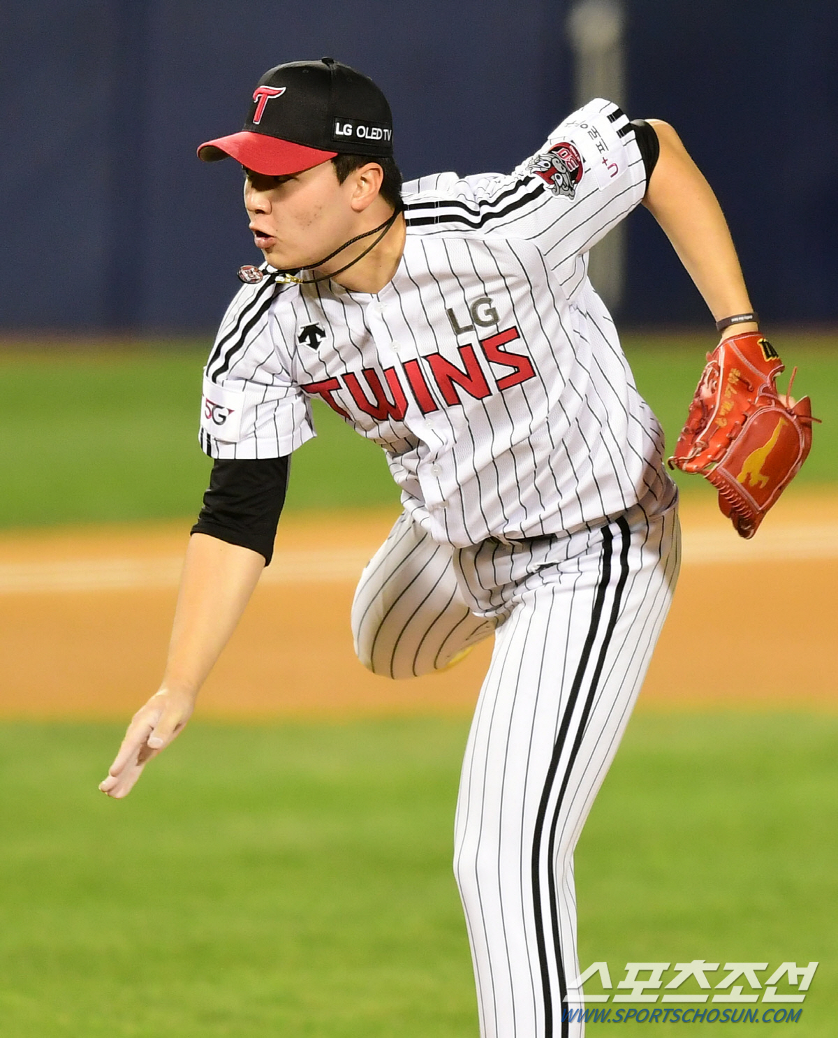 If the first game of the wild card decision is not played, the LG Twins will likely play Lee Min-ho as a starter in the second game.LG chose Pitcher Jeong Chan-Heon and Lee Min-ho as undead players in the first leg on the 2nd.On the day before the rain was canceled, Jeong Chan-Heon and Im Chan-kyu were undead players.LG coach Ryu Jung-il said in a briefing with Pre-match, Today, Chan-heon and Min-ho are not available. After the training, the conditioning part and the coaching staff discussed the condition and condition of the players. In conclusion, it is possible to interpret Lee Min-ho as Cole Hamels in preparation for the second game.Lee Min-hos most recent start was the Jamsil-dong Hanhwa Eagles match on the 28th of last month.He was on the mound as a relief after starting Im Chan-kyu at the time, allowing two runs (non-emissions) with two hits and two walks in 113 innings; he will be on the mound in six days after that.Lee Min-ho, along with Jeong Chan-Heon this season, played Rotation in a way that takes ten days off once he gets on the mound according to the Platoon 5 Selection system.2012 Korea Professional Baseball season 20 Kyonggi (selected 16 Kyonggi) threw 9723 innings to win 4-4 and record an Earned run average 3.69.LGs attention to Lee Min-ho is that it was a good season at the end.After the Hanhwa match on September 15, he lost only 1 without a victory in 7Kyonggi, but he was stable with an Earned run average of 1.65.In particular, he did his part by raising quality start in 4Kyonggi out of 5Kyonggi starting, and it is also noteworthy that he never made a start against Kiwoom this season.If you go to the second game, LG does not need to save the Pitcher.In addition to Lee Min-ho, he plans to put all possible pitchers such as starting agents Jin-chan-Heon and Im Chan-kyu.However, Ryu said, It is important that Kelly Clarkson, who is a starter today, is choreographed early.I want Kelly Clarkson to throw well because the next pitcher depends on the number of balls and the number of balls that Kelly Clarkson throws, and I want to win today. 