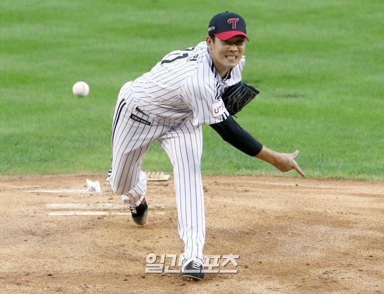 LG and Help, who are playing wild card decisions, decided to play non-starter.LG and Help tied Pitcher Jeong Chan-Heon and Lee Min-ho (also LG), Eric Yokishi and Won-Tae Choi (also Help) as unleashed players ahead of the wild card game at Jamsil-dong Stadium on the 2nd.LG changed its players to non-executive players. The day before the rain, LG tied Jeong Chan-Heon and Im Chan-kyu to non-executive players.However, as he took a day off, Im Chan-kyu decided he could play, so he released it from the list of unpublished players; Help maintained the list of unpublished players the same as the previous day.