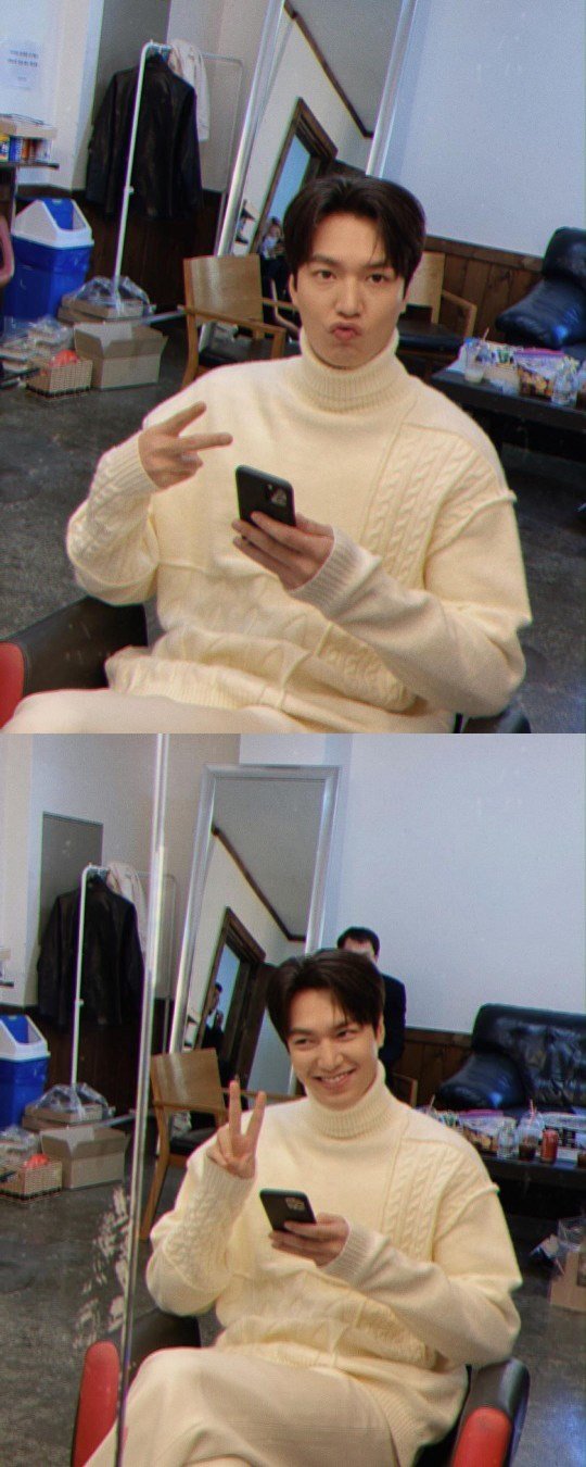 Actor Lee Min-ho led fans to a hot reaction with a pose that appeared to be a kiss.Lee Min-ho posted several photos on his Instagram on the 2nd without any comment.In the photo, Lee Min-ho is sitting in a chair and enjoying his leisure time with his cell phone for a while, making the pose with his lips straight toward the camera feel cute charm.Also, the V-shaped pose and flower smile made the fans feel hearty.Meanwhile, Lee Min-ho is taking a break after the end of the drama The King and picking out his next film.