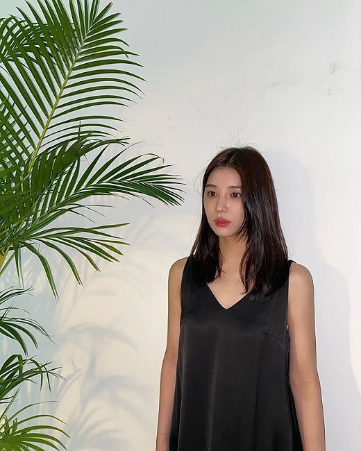 Actor Kang Da-eun has demonstrated superior DNA.Kang Da-eun posted two photos on his Instagram on the afternoon of the afternoon with Uroplatus phantasticus-shaped emoticons.In a black sleeveless dress, Kang Da-eun drew attention to her slender body line, which she feels is a pure but fascinating aura.On the other hand, Kang Dae-eun appeared on SBS Take Care of Father with his father, Actor Kang Seok-Woo.He made his debut with the comprehensive channel TV drama Wind, Cloud and Rain which ended in July.