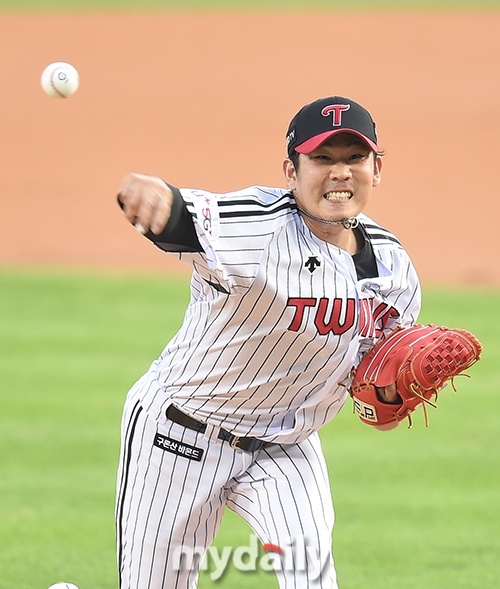 LG Jeong Chan-Heon and Lee Min-ho, Help Eric Yokishi and Won-Tae Choi will not play in the first game of wild card decision.LG Twins and Help Heroes announced on the 2nd that they will not play Jeong Chan-Heon, Lee Min-ho, Yokishi and Won-Tae Choi in the first game of the 2020 Shinhan Bank SOL KBO League wild card decision to be held at Jamsil-dong Stadium in Seoul from 18:30 on the 2nd.Jeong Chan-Heon started the game in the final game of the regular season against SK on the 30th of last month and allowed two runs in 413 innings. It is impossible to take two days off and start the day.Lee Min-ho played 113 innings in the Jamsil-dong Hanhwa match on October 28; he could pitch on the day.In case of a second game on the third day, it may be in a state of being nominated as Cole Hamels.Like Jeong Chan-Heon, Yokishi also started the regular season final game against Doosan on the 30th of last month and scored two runs in 523 innings.Kim Chang-hyun, Tınaz Tırpan, said that Yokishi is unlikely to play in the wild card decision before the first game is canceled.Won-Tae Choi is likely to start in the second leg on Thursday.Kim Tınaz Tırpan also revealed the second round of Won-Tae Chois nomination through a briefing on the 1st.Although the first game was postponed one day, it is proven that the possibility of change in this policy is low.