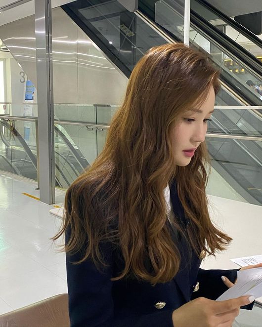Actor Lee Da-hae flaunted her Elegance and beautiful beautiful beautiful looksLee Da-hae posted a picture and a picture on his Instagram on the 1st of the day, Feverly mode, shooting.The photo shows Lee Da-hae, who is in Feverly Mode while filming; Lee Da-hae, who has her wave head down, is wearing a suit and familiarizing with the script.Lee Da-hae, who has entered into a ten-day mode, boasts beauty and elegance charm; long lashes and admiration from a sharp nose.Meanwhile, Lee Da-hae is currently in love with singer Seven.