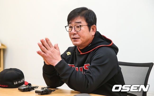 The LG Twins and Help Heroes will play Game 1 of the WildCard game on Sunday; the schedule was Haru Acted as Kyonggi was canceled from rain on Sunday.I want to rest tomorrow, Ryu Joong-il said in a Kyonggi interview at Jamsil Stadium in Seoul on the 2nd.As an unexplored player, he changed from Jeong Chan-Heon, Lim Chan-gyu to Jeong Chan-Heon and Lee Min-ho the day before.If we go to the second game, Lee Min-ho will be the starting pitcher.-How does Haru rest work?I dont know. Its the same. Its the same order.- Is it better to play Kyonggi yesterday?I wanted to do it yesterday. The time off from the schedule is gone.The first of the -Kyonggi hitters is Park Yong-taik.I do. Park Yong-taik. Left-handed Card No.1 is Park Yong-taik, and No.2 is Lee Chun-woong.- I watched Ramos training.I think Im hitting well in practice. I was puffing outfield like I was protesting. I thought I should hit Kyonggi inside- Where are the points of todays game?The first pitch is important. The second pitch depends on how many starters throw. I want Kelly to be a pitcher who doesnt break down early.I want to take a break from Haru tomorrow and make a semi-playoff the day after tomorrow.- The reason why the players have changed.▲ In regular season, the usual player is yesterday starter and tomorrow starter.Today, we decided to coordinate with each other to discuss who to play as an unexplained player and decided to join Jeong Chan-Heon and Lee Min-ho.- Jung Woo-youngs ball is good.Ive got to play in the strike zone. When Im not good, Im told there are a lot of back-to-backs.I hope you throw well.- Gow Seok is a revenge opportunity against Help last year.I want to finish well, and I want to walk well because I am a promising finishing pitcher in the future.