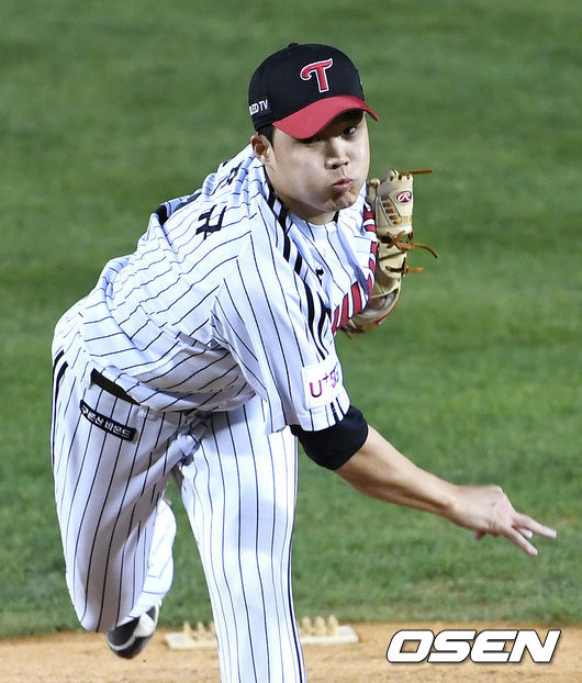 The LG Twins and Help Heroes announced their undeclared first-round players.LG announced Jeong Chan-Heon and Lee Min-ho as undeclared players in the first game of the wild card game against Help Heroes in the postseason of the 2020 Shinhan Bank SOL KBO League held at Jamsil Stadium in Seoul on the 2nd.Jeong Chan-Heon recently started as Cole Hamels and needed a break; he pitched 78 pitches with two runs in 413 innings against the SK Wyverns on the 30th of last month.Lee Min-ho scored two runs in 113 innings in a relief appearance against the Hanhwa Eagles on the 28th of last month.LG registered Jeong Chan-Heon and Im Chan-kyu as undeparted players on the 1st.However, Kyonggi included Im Chan-kyu in the entry and excluded Lee Min-hoLG, which can advance to the semi-playoffs if it wins the Kyonggi victory or draws on the day, is expected to play in full swing at Bullpen until Kyonggi Im Chan-kyu.Ryu Jung-il said, In regular season, the usual player is a starter yesterday and a starter tomorrow.Today, I checked with each other to discuss who to play as a non-executive player and decided to play Jeong Chan-Heon and Lee Min-ho Help was excluded from the list of Yokishi and Choi Won-tae, who are likely to start the second game.Yokishi, who started on the 30th of last month, was not scheduled to play before the wild card decision, but it was possible to play in the second game due to the delay in the rainy season.Both teams Cole Hamels will be on the mound by LG Kelly (28G 15-7 ERA 3.32) and Help Brigham (21G 9-5 ERA 3.62).