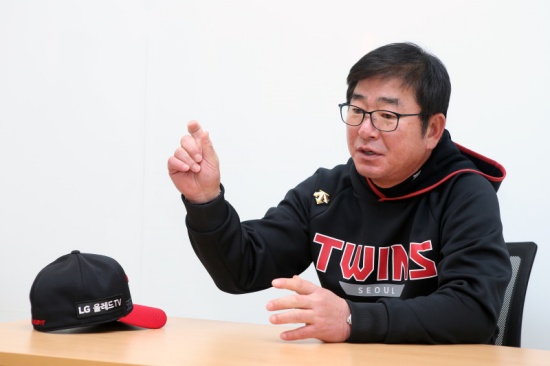 LG coach Ryu Joong-il announced the same starting lineup as Yesterday ahead of the WildCard decision-making match against Help Heroes at Jamsil Baseball Stadium in Seoul on November 2.Casey Kelly Clarkson will be the starting pitcher, and Hong Chang-ki (middle fielder) - Kim Hyun-soo (left fielder) - Chae Eun-sung (nominated hitter) - Jordi Alba (first baseman) - Lee Hyung-jong (right fielder) - Oh Ji-hwan (Shortstop) - Kim Min-sung (third baseman) - Yoo Kang-nam (captain) - Jung Joo-hyun (2th baseman) have formed the batting line.His willingness to play early and his belief in Jordi Alba, who returned from injury, remained the same; Jordi Alba flew the batting outfield several times in practice before Kyonggi.I saw it well when I practiced, said Ryu Joong-il, who watched this scene.I sent a batting ball to the outfield, but I said, I have to hit well at Kyonggi now.Ryu Joong-il cited the lead and how many starters throw as the Kyonggi watchpoint today; Ryu Joong-il said: In short-term games, the lead is important.And how the starting pitchers throw depends on how they operate the follow-up pitchers.Its important (in our case) that Kelly Clarkson doesnt collapse early on, he said.There was no change in the lineup as it was a day difference, but there was a change in the players who did not play.Yesterday misses Jung Chan-heon and Im Chan-kyu, but today Lee Min-ho is missing instead of Im Chan-kyu.Lee Min-hos future start was also a promising story, but Ryu Joong-il did not give a definite answer and left it to the imagination of the reporters.The most desired result for manager Ryu Joong-il was to beat Kyonggi today without too much time.Asked if Im Chan-kyu could be in Kyonggi today with the following of Kyonggi until the 15th (the postseason runs through the 15th) in mind, Ryu Joong-il said, I dont want to go there.I thought I wanted to do a summerday Kyonggi, he said honestly. I think it is the best scenario to win today and rest tomorrow.Photo: LG Twins
