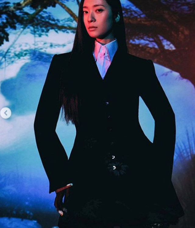 Actor Krystal Jung, from group f (x), also perfected the unique costume.On the 2nd, Krystal Jung posted four photos with his forth article on his instagram.The photo shows Krystal Jung, who matches a black jacket with a white shirt with a collar.A close-up photo of the face highlighting Krystal Jungs deep eyes followed: under a mysterious background, Krystal Jungs alluringness stands out.The netizens raised his digestive power by saying, Monthly Jung Soo-jung is the best, It is really beautiful and It is not a person.On the other hand, Krystal Jung is in charge of Son Ye-rim in OCN Drama Surch.PhotoKrystal Jung SNS