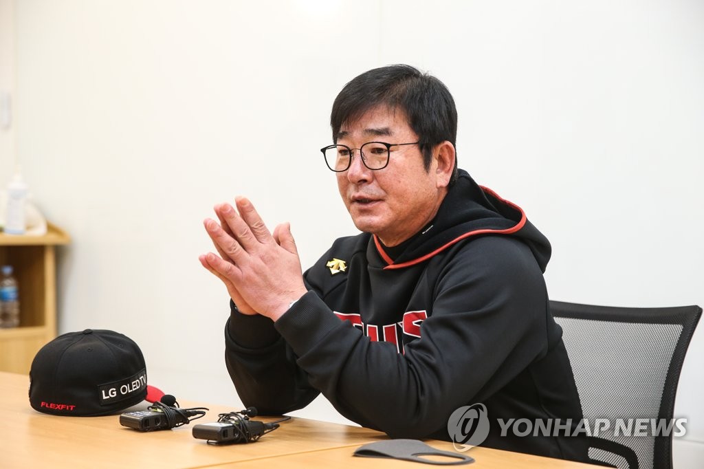 Ryu said, If you write a hitter, the first place is Park Yong-taik, ahead of the first game of the 2020 professional baseball KBO Wild Card decision (WC) against Help Heroes at Jamsil Stadium in Seoul on the 2nd.The second Card is Lee Chun-ung.LGs starting lineup on the day is the same as the order that Kyonggi released before being canceled due to rain the day before.Park Yong-taik stands by on the bench.Hong Chang-ki (center fielder) and Kim Hyun-soo (left fielder) are located on the table setter, and Chae Eun-sung (nominated hitter), Roberto Jordi Alba (first baseman) and Lee Hyung-jong (right fielder) will form a clean-up trio.Oh Ji-hwan (Shortstop), Kim Min-sung (third baseman), Yoo Kang-nam (captain), and Jung Joo-hyun (second baseman) will stand at 6-9.Park Yong-taik stands by by on a pinch hit.Park Yong-taik, who retires after the 2020 season, desperately seeks to win the Korean Series.Park Yong-taik is a huge motivation for LG, who is in the WC with a regret after finishing the regular season in the second place fight.The moment Park Yong-taik appears as a pinch hitter could be a match for the WC first leg.LG coach Ryu Joong-il also revealed expectations for Jordi Alba, who will play in a month or so since October 6.I sent a batting ball to the outfield as Jordi Alba protested, Liu said cheerfully.LG did not change the starting lineup, but the unsold player changed.On the first day, Kyonggi decided to play for Kyonggi as pitcher Chung Chan-heon and Im Chan-kyu, but on the second day, Lee Min-ho was designated as a non-executive player instead of Im Chan-kyu.If the second game is held, it is a strategy to expect Lee Min-hos starting start.I didnt confirm, coach Ryu Joong-il said, postponing the determination.4th place LG will win the first game or confirm the semi-playoff if it is tied.I hope we win today and finish it, Ryu said.Help has set Eric Yokishi and Choi Won-tae as undeclared players as they did the previous day. Kim Chang-hyun, Help said early, The second game is Choi Won-tae.
