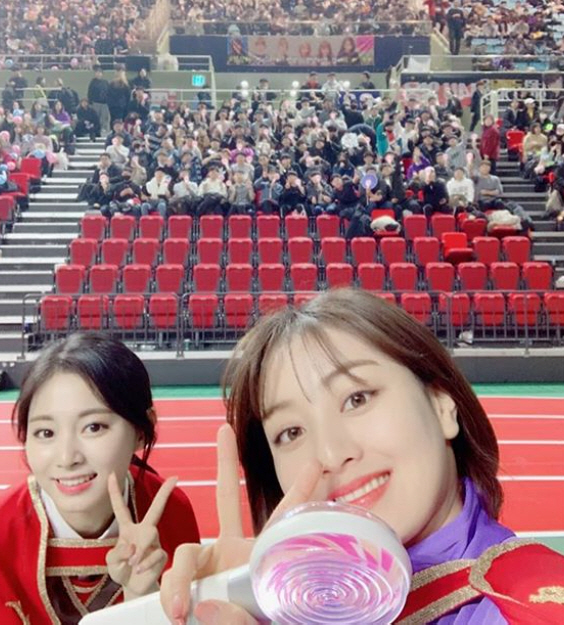 TWICE celebrates its 5th anniversary, Congratulations to ONCEs♥ Have a good Haru On the 3rd TWICEs official Instagram, Congratulations on the 5th anniversary of ONCE. Thank you very much. I miss you a lot. There may be a picture I uploaded, but I want to upload a picture I took with ONCE, so I want to upload it! Have a good Haru today! The picture was posted.The photo shows the members of TWICE looking back on the memories they had with the fans.On the other hand, TWICE released their 2nd regular albumEyes wide open and title songI CANT STOP ME on October 26th.On the morning of the 27th, Shinbo took first place on the iTunes album charts in 32 overseas regions including Singapore, Brazil, and Japan, breaking the teams own record. Also, on the afternoon of the 27th, it won the real-time chart of Hanteo Chart, the domestic album aggregation site, and the first place in the real-time chart of retail albums of Gaon Chart. The title songI CANT STOP ME boasted its global popularity by taking the top spot on the Japanese line music real-time chart on the afternoon of the 26th, and QQ Music, the largest music platform in China on the 27th, on the 27th.