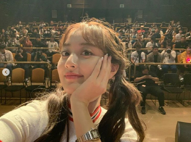 On the 3rd, TWICE official Instagram said, Congratulations on Once Five-year anniversary. Thank you very much. I miss you a lot.There may be a picture that you posted, but I want to upload a picture taken with Once! Have a good Haru today! and several photos were posted.The photo shows TWICE members looking back on memories with their fans.Meanwhile, TWICE released its Regular 2nd album Eyes wide open (Aise Wide Open) and the title song I CANT STOP ME (I Cant Stop Me) on October 26.Shinbo topped the iTunes album charts in 32 overseas regions including Singapore, Brazil and Japan on the morning of the 27th, and broke the teams own record.On the afternoon of the 27th, he won the first place in the real-time chart of the Hanter chart, a domestic music collection site, and the real-time chart of the retail album of the Gaon chart.The title song I CANT STOP ME was the first in the Japan Line Music real-time chart on the afternoon of the 26th, shortly after its release, and the first in the QQ music surge chart of Chinas largest music platform on the 27th.