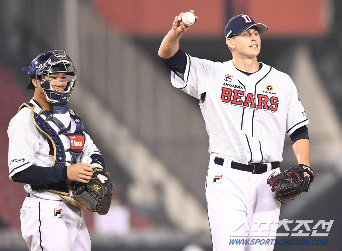 The semi-playoff first-round pick Pitcher was revealed: The Doosan Bears chose Chris Flexen and the LG Twins chose Lee Min-ho.Doosan and LG will play in the first game of the semi-playoff at the Jamsil-dong Stadium in Seoul on the 4th.Doosan, who finished third in the regular season, focused on maintaining his Kyonggi sense by combining rest and training, and LG, who finished fourth, won 4-3 after 13 extra-time bloodbaths in a wild card decision against Kiwoom Heroes on the 2nd.The postseason confrontation between Doosan and LG is only seven years since 2013.Doosan, who briefly trained at the Jamsil-dong Stadium on the 1st and 2nd, scheduled training at Jamsil-dong from 2 pm on the 3rd.LG, who had a superb Kyonggi to 13 times the previous day, decided to take a rest for three days to recover.The first-round pick Pitcher, released on Thursday, is Doosan Flexen and LG Lee Min-ho.Doosan was worried about Raul Alcantara and Flexen, but Flexen came out first after the wild card decision ended in Kyonggi.Alcantara started the final game of the regular season with Kiwoom on October 30 and played 104 innings in eight innings.After a four-day break, it is judged that the first round of the semi-playoff could be a bit too much.Flexen is also in good shape recently: Flexen was outstripped by 4-game loss Earned run average 0.85 in 5Kyonggi, which went on the mound for a month in October.In 3123 innings, he struck out 42 strikeouts. This year, he scored three runs in 1 win and 6 innings in 1 Kyonggi.Meanwhile, LG will be hit by Young Gun Lee Min-ho, who chose Lee Min-ho and Chung Chan-heon as unexplored players in the wild card game.It was a decision with the possibility of starting.LG gave up the first Kyonggi of the Doosan game to rookie Lee Min-ho because he poured Lim Chan-gyu as the last pitcher after Casey Kelly Clarkson in the wild card game.Lee Min-hos performance against Doosan was not bad; he had a 1-loss Earned run average 2.57 without a win in the regular season 4Kyonggi.He has scored two runs in five innings in two of his four starts.