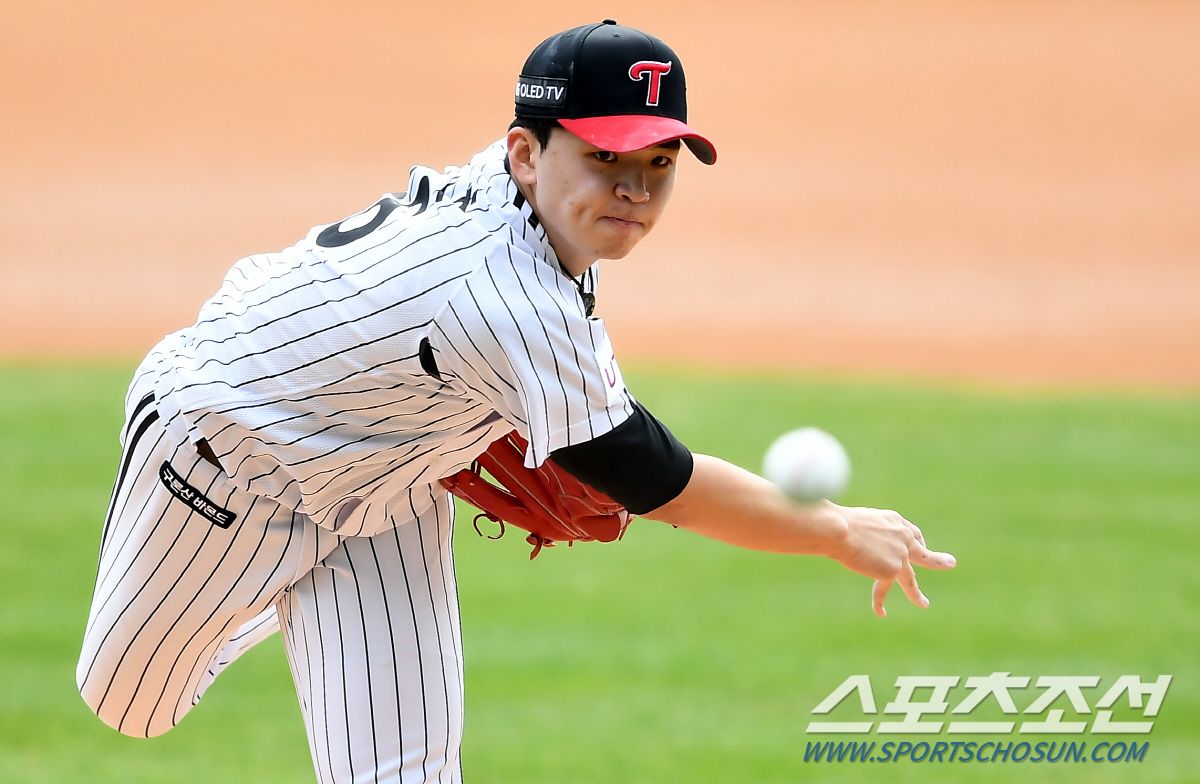 The semi-playoff first-round pick Pitcher was revealed: The Doosan Bears chose Chris Flexen and the LG Twins chose Lee Min-ho.Doosan and LG will play in the first game of the semi-playoff at the Jamsil-dong Stadium in Seoul on the 4th.Doosan, who finished third in the regular season, focused on maintaining his Kyonggi sense by combining rest and training, and LG, who finished fourth, won 4-3 after 13 extra-time bloodbaths in a wild card decision against Kiwoom Heroes on the 2nd.The postseason confrontation between Doosan and LG is only seven years since 2013.Doosan, who briefly trained at the Jamsil-dong Stadium on the 1st and 2nd, scheduled training at Jamsil-dong from 2 pm on the 3rd.LG, who had a superb Kyonggi to 13 times the previous day, decided to take a rest for three days to recover.The first-round pick Pitcher, released on Thursday, is Doosan Flexen and LG Lee Min-ho.Doosan was worried about Raul Alcantara and Flexen, but Flexen came out first after the wild card decision ended in Kyonggi.Alcantara started the final game of the regular season with Kiwoom on October 30 and played 104 innings in eight innings.After a four-day break, it is judged that the first round of the semi-playoff could be a bit too much.Flexen is also in good shape recently: Flexen was outstripped by 4-game loss Earned run average 0.85 in 5Kyonggi, which went on the mound for a month in October.In 3123 innings, he struck out 42 strikeouts. This year, he scored three runs in 1 win and 6 innings in 1 Kyonggi.Meanwhile, LG will be hit by Young Gun Lee Min-ho, who chose Lee Min-ho and Chung Chan-heon as unexplored players in the wild card game.It was a decision with the possibility of starting.LG gave up the first Kyonggi of the Doosan game to rookie Lee Min-ho because he poured Lim Chan-gyu as the last pitcher after Casey Kelly Clarkson in the wild card game.Lee Min-hos performance against Doosan was not bad; he had a 1-loss Earned run average 2.57 without a win in the regular season 4Kyonggi.He has scored two runs in five innings in two of his four starts.