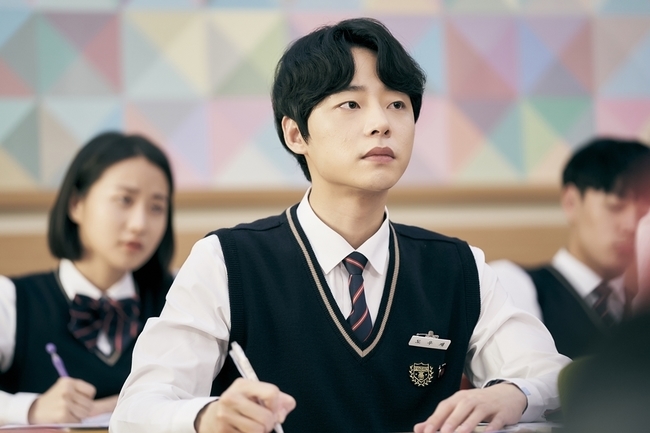 Love Live! On Song Jong Hyo, Yeon Woo predicts another romance with Hwang Min-hyun and Jeong Da-bin.JTBCs new miniseries Love Live!On (director Kim Sang-woo/playplayplay-played Bang Yu-jeong/produced PLAYLIST, Keith, JTBC Studio), which will be broadcast on November 17th, will be featured by Seoyeon High School Celeb Baek Ho-rang (Jeong Da-bin), who entered the broadcasting department with a suspicious purpose, It is a drama of Chemie romance that you will meet.Song Jong Hyo played the leading director, Doo Jae Character, who acts with reason and logic, and Yeon Woo played the role of Kang Jae-yi, who is hot and honest with emotions.The two are going to play a real couple Acting, which adds a lot of excitement and empathy as an official couple of Seoyeon High School.In the meantime, it is interesting to see the appearance of the schoolboy who is concentrating on the class and the clear smile of Kang Jae-yi, which emits youthful energy, and shows the tendency of the two people.Especially, the loveliness of the woman Friend Kang Jae-yi, who feeds the sweet side of the friend helper who listens to the story with the back of Kang Jae-yi, and the loveliness of the woman who feeds the food carefully,However, there are troubles that Kang Jae-yi and Kang Jae-yi have difficulty in telling each other behind this affectionate appearance.Unlike the FM-type human being, which is always called the end king of reason, as seen in the previous photos, the propensity of Jeong Opposition of Kang Jae-yi, an emotional bulldozer who can be released when he spits out if he wants to say something, is becoming a small concern in their love history.Park Su-in