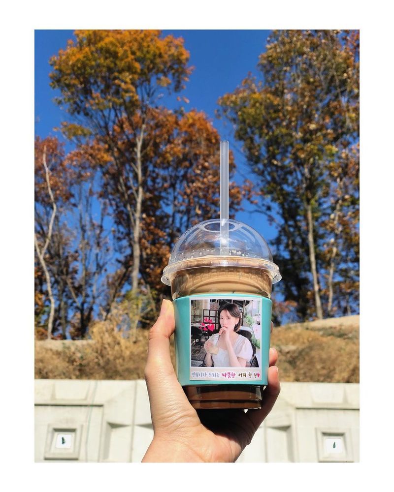Actor Jung So-min certified Coffee or Tea received by JTBC Wall Street director Ham Byung-hoon.Jung So-min wrote on her Instagram account on November 3, She makes me laugh, Coach Ha Byung-hoon and Miss Mido are so grateful, I grew up and became an editor!I think I was able to get a good job because of it. # Monthly home fighting # 18 Again fighting .Jung So-min in the public photo is laughing in front of Coffee or Tea.Meanwhile, Jung So-min will appear with Actor Kim Ji-seok on JTBCs new drama Monthly Home.