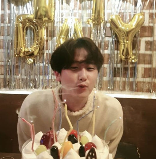 Heo Young Saeng, a boy group SS501 and SS301 and also a musical actor, has released photos of his birthday.On the 3rd, Heo Young Saeng posted a picture with a pleasant comment saying, Happy birthday to me, but there are too many candles.In the open photo, Heo Young Saeng is making a childlike smile by blowing candles in front of a birthday cake.Heo Young Saeng was born in 1986 and celebrated his 35th birthday this year.On the other hand, SS501 Heo Young Saeng and Kim Kyu-jong appeared on SBS Civilization Express Breathing Concert in October and got a hot response from fans by digesting U R Man, one of the most popular songs to hear hidden.Heo Young Saeng SNS Capture