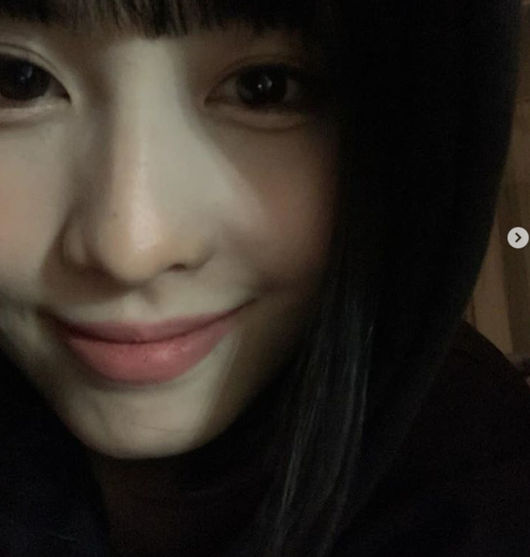 TWICE MOMO has left fans heartbroken with photos of super-close self-camera (selfie).On the 3rd, several MOMO photos were posted through the official SNS of JYP girl group TWICE today.In the public photos, MOMO poses close to the camera with super proximity, and it adds charm to the smooth skin as well as the child who supports the big eyes, making the fans feel excited.In another photo, along with the member Chaeyoung, he attracted attention by radiating cute charm with comfortable attire rather than a colorful appearance on stage.On the other hand, TWICE, which includes Chaeyoung and MOMO, released its second album Eyes wide open (Aise wide open) and the title song I CANT STOP ME on October 26 and made a comeback.TWICE, who has been well received for his styling and re-examined the modifier Pretty Girl next to a Pretty Girl, has once again captured fans with a heart-wrenching visual, a facial expression that can feel their own idol power and a choreography with live details.TWICE Official SNS Capture