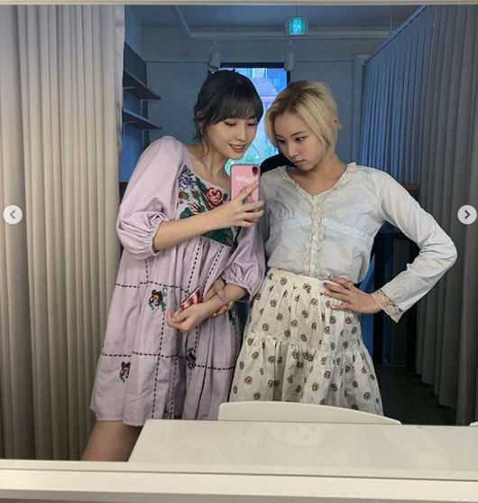 TWICE MOMO has left fans heartbroken with photos of super-close self-camera (selfie).On the 3rd, several MOMO photos were posted through the official SNS of JYP girl group TWICE today.In the public photos, MOMO poses close to the camera with super proximity, and it adds charm to the smooth skin as well as the child who supports the big eyes, making the fans feel excited.In another photo, along with the member Chaeyoung, he attracted attention by radiating cute charm with comfortable attire rather than a colorful appearance on stage.On the other hand, TWICE, which includes Chaeyoung and MOMO, released its second album Eyes wide open (Aise wide open) and the title song I CANT STOP ME on October 26 and made a comeback.TWICE, who has been well received for his styling and re-examined the modifier Pretty Girl next to a Pretty Girl, has once again captured fans with a heart-wrenching visual, a facial expression that can feel their own idol power and a choreography with live details.TWICE Official SNS Capture