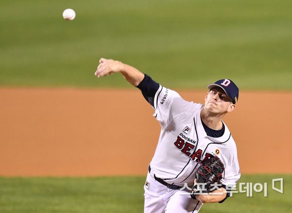 Doosan Bears foreigner Pitcher Chris Flexen and LG Twins Lee Min-ho will face off in the starting match.Doosan and LG will play the first leg of the 2020 Shinhan Bank SOL KBO semi-playoff (two-game winning system) at Jamsil Stadium in Seoul on the afternoon of the 4th.Ahead of the inability to back down, Doosan heralded Flexen as Cole Hamels.Flexen has scored 116.2 innings this season, marking an 8-4 loss and an Earned run average 3.01.Before LG, he played in 1Kyonggi and recorded 4.50 Earned run averages (three runs in six innings).Flexen was injured midway through the season and did not fill the regular innings, but he was able to score only one run in 4Kyonggi 26.2 innings at the end of the regular league.Doosan plans to preempt the first game of the playoffs, which has been in good condition recently.Against this backdrop, LG pulled out a rookie Pitcher Lee Min-ho card.Lee Min-ho pitched 97.2 innings this season, going 4-4 with an Earned run average of 3.69.Fastball in the second half of 140km and slider in the early 140km proved his competitiveness on the professional stage.Lee Min-ho was especially strong in the 14 innings of the Doosan match with an Earned run average of 2.57.LG revealed its belief by deciding Lee Min-ho as Cole Hamels in the first leg.Meanwhile, Doosan has dominated the two teams this year with 9 wins, 1 draw and 6 losses.