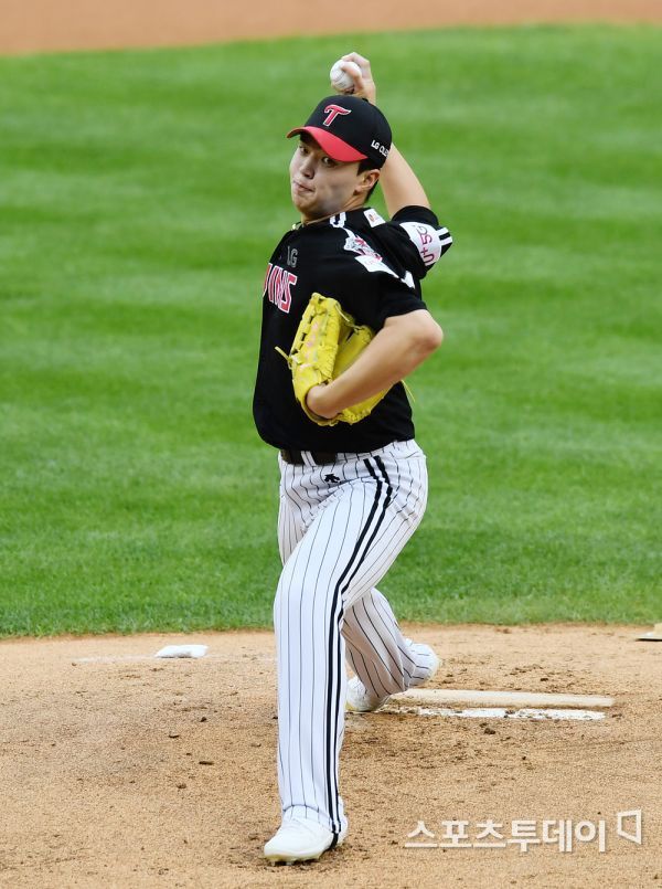 Doosan Bears foreigner Pitcher Chris Flexen and LG Twins Lee Min-ho will face off in the starting match.Doosan and LG will play the first leg of the 2020 Shinhan Bank SOL KBO semi-playoff (two-game winning system) at Jamsil Stadium in Seoul on the afternoon of the 4th.Ahead of the inability to back down, Doosan heralded Flexen as Cole Hamels.Flexen has scored 116.2 innings this season, marking an 8-4 loss and an Earned run average 3.01.Before LG, he played in 1Kyonggi and recorded 4.50 Earned run averages (three runs in six innings).Flexen was injured midway through the season and did not fill the regular innings, but he was able to score only one run in 4Kyonggi 26.2 innings at the end of the regular league.Doosan plans to preempt the first game of the playoffs, which has been in good condition recently.Against this backdrop, LG pulled out a rookie Pitcher Lee Min-ho card.Lee Min-ho pitched 97.2 innings this season, going 4-4 with an Earned run average of 3.69.Fastball in the second half of 140km and slider in the early 140km proved his competitiveness on the professional stage.Lee Min-ho was especially strong in the 14 innings of the Doosan match with an Earned run average of 2.57.LG revealed its belief by deciding Lee Min-ho as Cole Hamels in the first leg.Meanwhile, Doosan has dominated the two teams this year with 9 wins, 1 draw and 6 losses.