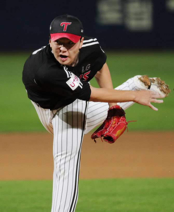 Lee Min-ho will play LGs Cole Hamels in the first round of the 2020 Shinhan Bank SOL KBO Post Season semi-PO against Doosan Bears at Jamsil-dong Stadium on the 4th.Lee Min-ho, who wore LG uniform as a 2020 first-choice rookie, took the starting position in the first year of debut.He was thoroughly managed in pitching innings and intervals, but he was in 20Kyonggi and 4-4 with an Earned run average of 3.69.The weight of the opponent team Doosan Cole Hamels, Chris Flexen (8 wins, 4 losses, Earned run average 3.01), was lower, but he showed his strength against Doosan.LGs first-round PO match against Lee Min-ho instead of Im Chan-kyu and Chung Chan-heon is not irrelevant to this record.Lee Min-ho is a typical two-pitch pitcher with a 90% fastball and slider usage. For Doosan, both fastball and slider have worked.Sliders, especially over 140 km/h, were the main contributors. Slider hits were only .238. Slider hits were also .286.Lee Min-ho also uses fastballs, sliders, and curves and splitters; the two pitches have only 10%; the notable point is that there were no fastballs and splitters hits.It means that the ball is not often thrown, but the ball is tough. If you can boldly throw curves and splitters in important Kyonggi such as JunPO, you can pitch more than expected.The Doosan batter who was strong for Lee Min-ho is Choi Joo-hwan.Choi Joo-hwan hit .333 with two hits (1 homer) and an OPS 1.262 in six at-bats against Lee Min-ho.The variable is that Lee Min-ho cannot guarantee a starting start due to right foot foot foot foot fasciitis; Choi Joo-hwans trip is a reason for more attention.Kim Jae-ho and Kim Jae-hwan are also responsible for hitting the most three hits for Lee Min-ho.He is the only player in the scoring list to record a timely hit (a green point between 3-yu on the Spray Chart).Kim Jae-hwan also tormented Lee Min-ho with one hit and four walks in three totals against each other; his opponent .330-year-old OPS is 1.047.lee seok-mu