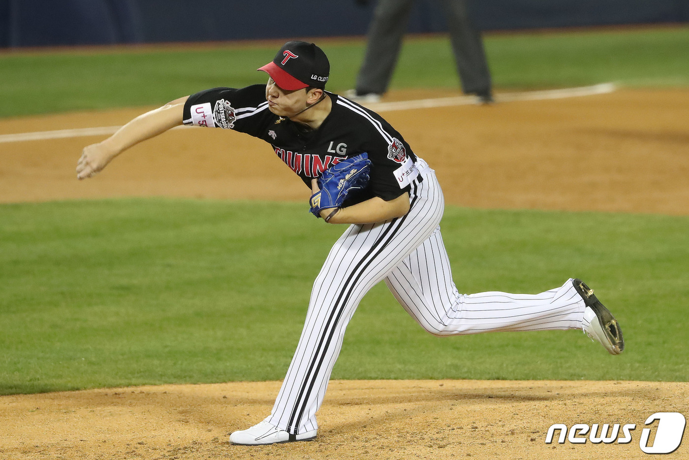 Seoul=) = LG Lee Min-ho is playing against LG Twins in the first game of the semi-playoffs of the SOL KBO postseason at Shinhan Bank in Samsung-dongBaseball Park, Seoul Songpa District, on the afternoon of the 4th.2020.11.4