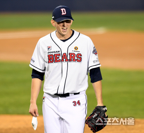 Doosan and LG announced Flexen and Lee Min-ho as Cole Hamels, respectively, ahead of the first round of the semi-playoff (jun-PO) at Jamsil Stadium on the 4th.The right-handed Pitcher, who boasts the best position this year, was awarded a special command of the steamer.Flexen, who played for the New York Mets in Major League Baseball last year, plays fastball and three change balls that are above 150 kilometers.During the ML period, fastball and slider dependency was high, but in Korea, curves and changeups are also steadily used.The curve was so wide that it was not an exaggeration to say that it was equipped with a new weapon, and the ball was stabilized.As Josh Lindblum and Meryl Kelly Clarkson did, they are steadily starting in the KBO league and are improving their skills.Lee Min-ho, as Flexen did, evolved for a year too.Lee Min-ho, who was just a fastball and slider two-pitch until July, strategically increased the proportion of curves from the second half.It also changes the fastball and slider restraint, and also throws the pitch that takes away the timing of the opponent.In October, he made three starts and two starts in the middle, playing a big role with an Earned run average of 1.66 in 21.2 innings.Cole Hamelss good pitch doesnt guarantee a 100% win, but if Cole Hamels collapses in the short run, the game can end as it is.In the postseason, all Pitchers play power pitches without tomorrow; Flexen and Lee Min-ho also need to score at least five runs to lead the lead.