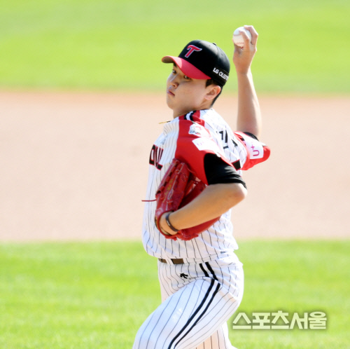 Doosan and LG announced Flexen and Lee Min-ho as Cole Hamels, respectively, ahead of the first round of the semi-playoff (jun-PO) at Jamsil Stadium on the 4th.The right-handed Pitcher, who boasts the best position this year, was awarded a special command of the steamer.Flexen, who played for the New York Mets in Major League Baseball last year, plays fastball and three change balls that are above 150 kilometers.During the ML period, fastball and slider dependency was high, but in Korea, curves and changeups are also steadily used.The curve was so wide that it was not an exaggeration to say that it was equipped with a new weapon, and the ball was stabilized.As Josh Lindblum and Meryl Kelly Clarkson did, they are steadily starting in the KBO league and are improving their skills.Lee Min-ho, as Flexen did, evolved for a year too.Lee Min-ho, who was just a fastball and slider two-pitch until July, strategically increased the proportion of curves from the second half.It also changes the fastball and slider restraint, and also throws the pitch that takes away the timing of the opponent.In October, he made three starts and two starts in the middle, playing a big role with an Earned run average of 1.66 in 21.2 innings.Cole Hamelss good pitch doesnt guarantee a 100% win, but if Cole Hamels collapses in the short run, the game can end as it is.In the postseason, all Pitchers play power pitches without tomorrow; Flexen and Lee Min-ho also need to score at least five runs to lead the lead.