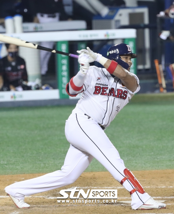 Doosan Bears José de San Martín Miguel Fernandez has rallied James Kysons suppression Turanpo.Fernandez fired a homer in the first game of the 2020 Shinhan Bank SOL KBO League postseason semi-playoff (jun PO) held at Jamsil-dong Stadium in Seoul on the 4th.In the first inning, he was 0-0 and was hit by a two-run homer that pulled the second inning against LG starter Lee Min-ho.He marked 115m in distance as the first homer of his career in the postseason.Doosan, meanwhile, is a Fernandez homer, leading 2-0.Photo: Newsys