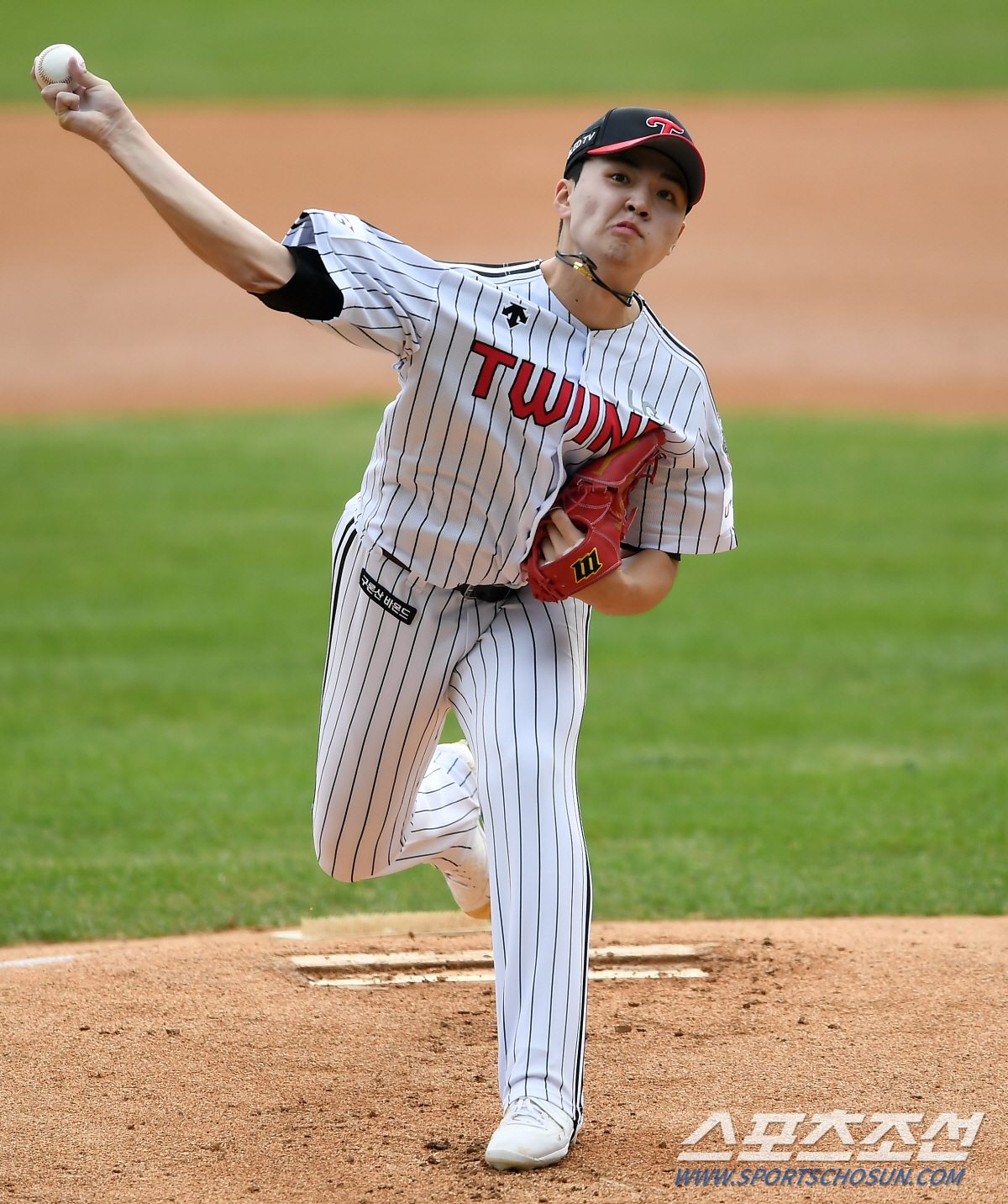This season, the Rookie of the Year has effectively solidified as the Mini standard of KT Wiz, but the chance has come for LG Twins Lee Min-ho to make sure baseball fans know their true value.Lee Min-ho will start in the first leg of the semi-playoff against the Doosan Bears at Jamsil-dong Stadium on the 4th.It is the first time in 30 years that LGs high school graduates will start the postseason.Top Model on the record: If Lee Min-ho becomes the winner Pitcher, he will become the third high school graduate to win the first postseason start.The first start of the postseason for a high school graduate is only two times in professional baseball history.The first protagonist was the Jongseok Yeom of the Lotte Mart Giants.Jongseok Yeom, who finished third in the series with 17 wins in 1992 and ranked first in the Earned run average (2.33), won the first round of the semi-playoff against the Samsung Lions.He gave up just five hits in nine innings and shut down the Samsung Lions batting line with no runs; it is the only record in history that a high school graduate has completed his first postseason start.The second was Pitcher of the Empty Kim Myung-je.Kim Myung-jae, who was the best prospect in 2005 with a down payment of 600 million won, recorded 7 wins and 6 losses and Earned run average 4.63 in the 2012 Korea Professional Baseball season.And he played his postseason debut game in the third playoff game against the Hanhwa Eagles that year.Kim Myung-jae, who came out as a starter to finish the second consecutive victory at the time, had more than expected four hits and no runs in five innings.Doosan won 1-0, Kim Myung-jae became the winner, and became the second protagonist to win the first PS start.Narora is a glorious record that even high school graduates Pitchers did not get.Ryu Hyun-jin, who swept the rookie and MVP in the 2006 Earned run average - strikeout king, came out as the first starter in the second game of the semi-playoff against the KIA Tigers, but fell to the ground with five hits and three walks in 523 innings.There are many baseball fans who remember that Kwang-hyun Kim won his first start in the Korean series in 2007, and Kwang-hyun Kim became the winner of the game.In the first game, he played PS debut as a relief pitcher and started in the fourth game.Lee Min-ho has come out in 20 games this season, winning 4-4 and hitting Earned run average 3.69.The bold pitching that pierced the body of the opponent with a confident figure was hard to see as a high school graduate.