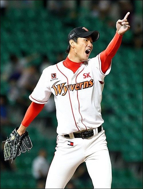 It is LG Ryu Joong-il, who literally pulled out a surprise selection card, and Lee Min-ho, who is a cho-ja, takes on the task of starting the first game of the playoffs.LG will play the first game of the semi-playoff with Doosan in the 2020 Shinhan Bank SOL KBO League postseason at Jamsil Stadium on the 4th.LG and Doosan each announced high school rookie Lee Min-ho and foreign pitcher Flexen as starters in the first leg.Lee Min-ho came out of 20 Kyonggi (selected 16 Kyonggi) this season, winning 4-4 and recording Earned run average 3.69.As a first-round player, he played as much as he expected, and he played the Rookie race with the kt Mini standard until the middle of the season.It is the choice of Pitcher, a high school graduate who can not help but stand for LG.He also used Kelly, the first starter, to use the wild card decision with Help last time, and he also put in Lim Chan-gyu, a starting resource, as it ran to 13 times.Another foreigner, Pitcher Tyler Wilson, is expected to need time to recover from normal condition, and left-hander Ace Chau Chan is virtually out of the postseason with a season out.That doesnt have to discourage you, as the first-year Lee Min-ho is on the Mound determined to hit a major accident.Likewise, the Rooky Kwang-hyun Kim, who led SKs championship in 2007, is emerging as a temple.Kwang-hyun Kim had a major accident in the 2007 Korean series when he was a rookie.Kwang-hyun Kim, who joined the first and second groups at the time, was selected for the Korean series entry and was on the mound with the heavy responsibility of starting the fourth game.In addition, Doosan, the opponent, posted Daniel Rios, a class Daniel Rios, who won 22 games that year, as a starter in the fourth game, on the mound.In fact, the winner of the matchup, even if it was David and Goliath, was David Kwang-hyun Kim.Kwang-hyun Kim became the winning pitcher with 7.1 innings, 1 hit, 9 strikeouts, and no strikeouts in the fourth game, and succeeded in overturning the series based on SK.It was literally a big accident.Lee Min-ho is also a Pitcher with the same potential as Kwang-hyun Kim.Lee Min-ho broke down with 10 runs in 1.1 innings in the Lotte Mart match on September 7, and he recovered and rebounded.Since then, he has scored 29.2 innings in 5 Kyonggi, giving up only eight runs (6 earned), and the last 2 Kyonggi of the regular season came out as a bullpen and made a visa Kyonggi.Lee Min-ho, who also drew the upward curve in October, the most recent.Lee Min-ho did not win 21.2 innings in October, but succeeded in receiving the eye stamp of Ryu Joong-il with an Earned run average of 1.66.LG Lee Min-ho, JunPO 1st Game match against Flexen, up to Earned run average 1.66 in October