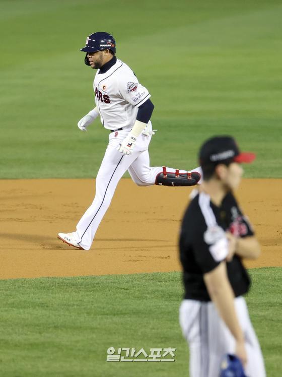 Doosan and LG played in the first game of the postseason semi-playoffs of the 2020 Shinhan Bank SOL KBO League at Jamsil-dong-dong Baseball park in Seoul on the afternoon of the 4th.Doosan Fernandez is on the ground with a two-run homer in the first inning against LG starter Lee Min-ho.Fernandez, Lee Min-ho opponent Turunpo