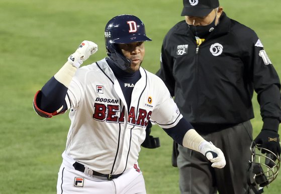 Doosan Bears José de San Martín Miguel Fernandez hit the first-round Turanpo in the semi-playoff (two wins in three games with PO).Fernandez beat LG starter Lee Min-hos second slider in the first inning at the first inning of the first round of the semi-PO first game at Jamsil Stadium in Seoul on the 4th.115m away. Fernandezs first home run of the postseason. Doosan, who was scoreless by starter Chris Flexen in the first inning, was pleasantly The Departure.Lee Min-ho, on the other hand, gave Fernandez a home run after giving a ball to Hur Kyoung-min, the first batter, and was anxiously The Departure.Lee Min-ho set up a follower Oh Jae-il to pitch the Pitcher grounder to catch his first out-count; the next hitter Kim Jae-hwan allowed a deep right-handed hit, but fly-out.Park Gun-woo, the fifth batter, struck out and finished his first innings with difficulty.