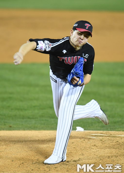 On the afternoon of the 4th, Jamsil-dongBaseball Park played the first round of the 2020 KBO League postseason Help LG Twins and the Doosan Bears.LG Lee Min-ho is playing against the team as a starter.Doosan, who has entered the semi-PO in third place in the season, is doing his best to win the first leg against LG.LG, who has defeated Help in the wild card game and advanced to the semi-PO, is also playing a total game to win the first game.
