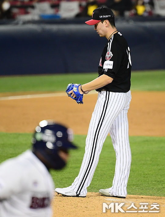 The LG Twins and Doosan Bears match in the first game of the postseason semi-playoffs of the 2020 KBO League was held at Jamsil-dong-dong Stadium in Seoul on the afternoon of the 4th.Lee Min-ho, LGs starter, is on the run with Doosan Fernandez in the third inning.