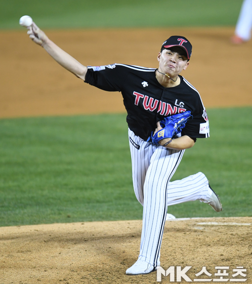 On the afternoon of the 4th, Jamsil-dongBaseball Park played the first round of the 2020 KBO League postseason Help LG Twins and the Doosan Bears.LG Lee Min-ho is playing against the team as a starter.Doosan, who has entered the semi-PO in third place in the season, is doing his best to win the first leg against LG.LG, who has defeated Help in the wild card game and advanced to the semi-PO, is also playing a total game to win the first game.
