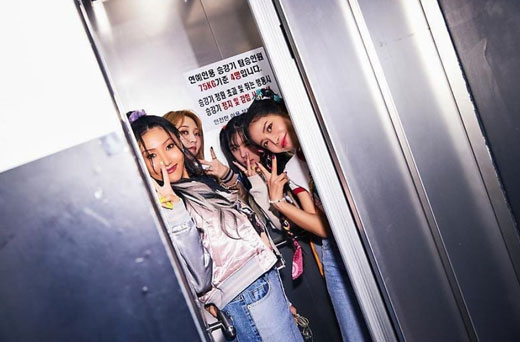 Girl group MAMAMOO transformed into retro goddessesOn the 3rd, Hwasa posted a picture on his personal Instagram with an article entitled MAMAMOO TRAVEL released.In the public photos, MAMAMOO members are posing V together in the elevator. Especially, the charm and warm atmosphere of styling in the 90s attracts attention.The netizens who watched this showed various reactions such as I love you so much, The best new song and It is so beautiful.Meanwhile, MAMAMOO made a comeback on Thursday, releasing its new mini album, TRAVEL.