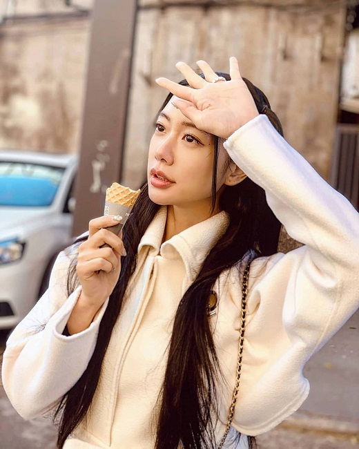 Broadcaster Clara shows off her unrealistic Beautiful looksClara wrote ice cream on her Instagram on the morning of the 4th and posted two photos.In the photo, Clara is staring somewhere with ice cream in one hand, adding a sheer quality with a bifurcated hairstyle and white color coat.Clara, meanwhile, married a two-year-old non-entertainment man in Los Angeles last January.