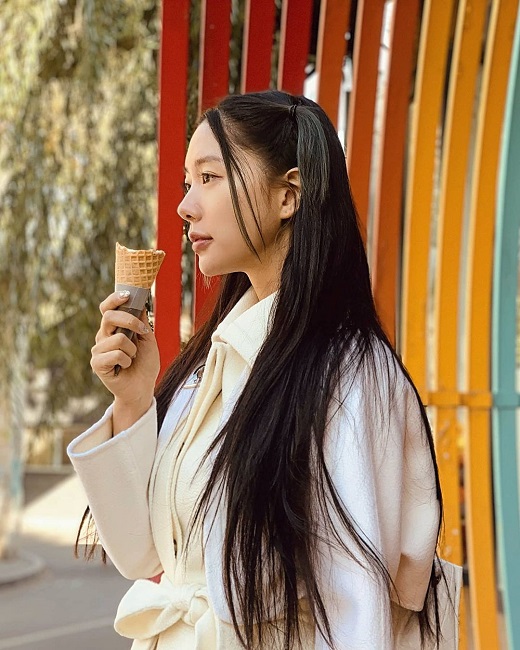 Broadcaster Clara shows off her unrealistic Beautiful looksClara wrote ice cream on her Instagram on the morning of the 4th and posted two photos.In the photo, Clara is staring somewhere with ice cream in one hand, adding a sheer quality with a bifurcated hairstyle and white color coat.Clara, meanwhile, married a two-year-old non-entertainment man in Los Angeles last January.