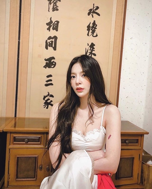 Singer Jang Jae-in (29) has reported his recent situation with her alluring Beautiful looks.Jang Jae-in posted a picture on Instagram   on the 4th, writing Ideal Gobbling ().Jang Jae-in, dressed in a strap-retailed costume, is wearing a long hair hanging to one side and poses with his arms folded in a chic expression.Netizens were also interested in the meaning of Ideal Bingji, but soon they posted a new post on Instagram   and said, Tomorrow noon, we will release the first song of the album.2020.11.05pm 12 or more gingivals () announced. Netizens responded such as Im so excited for you and Im excited.The standard Korean dictionary, on the other hand, means that when it is time to frost, it will come soon when the ice freezes, which means that if there is any sign of something, it will happen soon.As Jang Jae-in is curious about the reason why he wrote the phrase Ideal Goving, expectations for what new song will be shown increase.