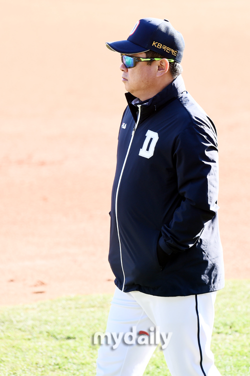 Just because his opponent Pitcher is a rookie, he cannot be relieved. Coach Kim Tae-hyung was wary of Lee Min-hos bold pitching.Kim met with reporters ahead of the first game against LG, a 2020 Shinhan Bank SOL KBO semi-playoff at the Jamsil-dong Stadium in Seoul on April 4, and mentioned his opponent Cole Hamels rookie Lee Min-ho.LG, who has been playing wild card game, has left the starting middle of the first game of the semi-playoff to rookie Lee Min-ho.Ace Casey Kelly Clarkson has started the first game of the wild-card decision, and another ex-outer, Pitcher Tyler Wilson, has just recovered from injury.Jeong Chan-heon, Im Chan-kyu, etc., but the most in shape of these Lee Min-ho cards were taken out.Lee Min-ho, who won the first place in the 2020 LG nomination, finished the debut season with 20Kyonggi 4 wins and 4 losses Earned run average 3.69.He proved his competitiveness in the first year by selecting and saving with a heavy ball and a movement of balls that are not new.This year against Doosan, he went 4Kyonggi (selected 2Kyonggi) and was strong with 1 loss and Earned run average 2.57 without victory.He started on June 21 and July 26, and each scored two runs in five innings.Im a rookie, but I can afford it and throw it well when I look at it at Mound this year, Kim said, warning that We should hit it unless the Pitcher himself is burdened and collapses.As in all short-term games, the key to victory is the first. Unlike the 2012 Korea Professional Baseball season, the atmosphere is important.I think its important because the atmosphere gets better when we get the lead, he said.He also left advice for Flexen, who will be the first player in the fall baseball league, as is Lee Min-ho, the first KBO league postseason.It is important to find psychological stability in the Mound, Kim said, adding, I think it would be nice to throw it as it was without burden.