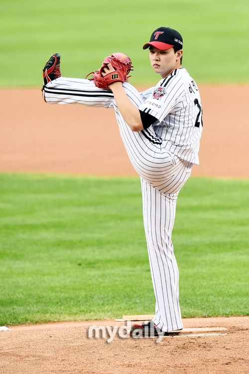 I dont think Im nervous at all.Ryu Jung-il, LG coach, encouraged Cole Hamels Lee Min-ho ahead of the first leg of the 2020 Shinhan Bank SOL KBO KBO semi-playoff Doosan at Jamsil-dong Stadium on the 4th.Lee Min-ho, who settled for LGs selection with 4.69 Earned run average innings with 9723 innings in the KBO league stage this year, played a key role in the first round of KBO semi-playoff.I wonder if the 19-year-old rookie will be nervous about his first autumn baseball appearance.I do not think Im nervous at all when I see Lee Min-ho doing it at the Mound, Ryu said. I hope I will throw my ball down without being nervous for the first time in the post season.LG will put Lee Min-ho as Cole Hamels on the day, and existing starters such as Chung Chan-heon and Im Chan-kyu will wait in the bullpen.Tyler Wilson will be in the second and Casey Kelly Clarkson will be in the third.