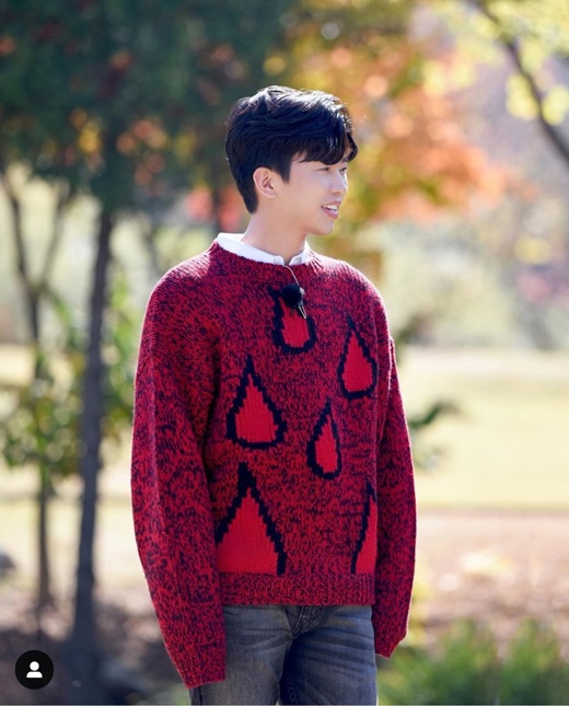 Singer Lim Young-woong flaunted his warm visualsThe New Era Project Official Instagram posted a picture on the 4th with an article entitled Fall in love with hero.In the photo, Lim Young-woong is smiling somewhere in a red knit, and a visual calling for excitement gathers attention.On the other hand, Lim Young-woong released a new single hero through various soundtrack sites on the 4th.