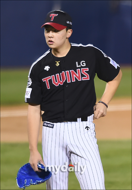 The Departure of Lee Min-ho, 19, a LG right-hander who has been in the postseason Debut, is tough.Lee Min-ho made his debut as Cole Hamels in the first leg of the 2020 Shinhan Bank SOL KBO semi-playoff Doosan at Jamsil-dong Stadium on the 4th.Lee Min-ho, who had 4 wins and 4 losses this year and finished with an Earned run average 3.69, went to the fall baseball Debut in the game.I was nervous from the start.Lee Min-ho, who threw a ball to Hur Kyung-min in the first inning, threw a 142km slider to Jose Fernandez, but allowed a 0-2 lead with a two-point homer.Lee Min-ho, who hit a big hitter with Kim Jae-hwan, but caught a fly-out with a center fielder, struck out Park Gun-woo with three strikeouts and finished the inning.
