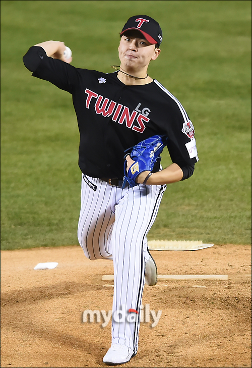 LG Lee Min-ho is playing against the Doosan Bears vs LG Twins in the first game of the 2020 Shinhan Bank SOL KBO League postseason at Seoul Jamsil-dongBaseball Park on the afternoon of the afternoon.