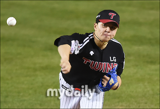 LG Lee Min-ho is playing against the Doosan Bears vs LG Twins in the first game of the 2020 Shinhan Bank SOL KBO League postseason at Seoul Jamsil-dongBaseball Park on the afternoon of the afternoon.