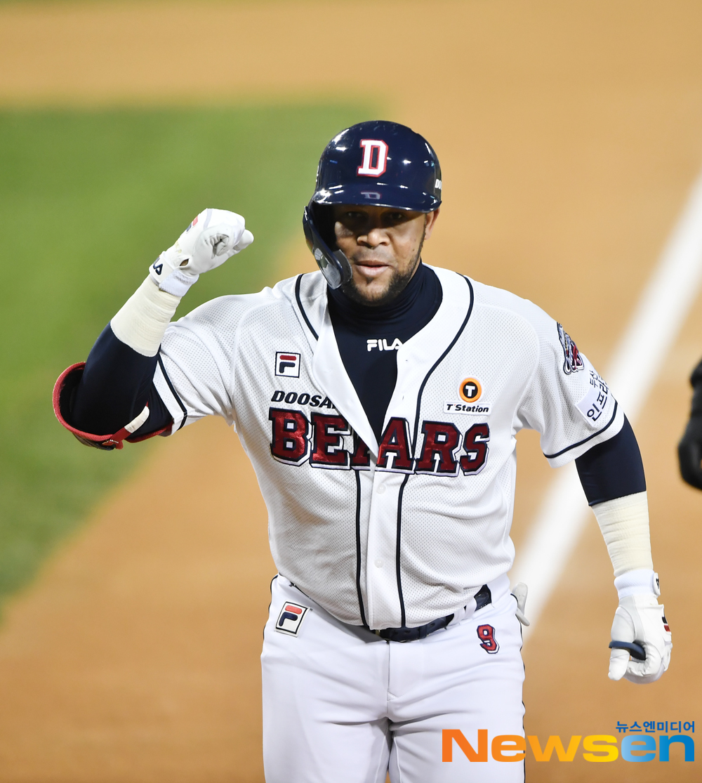 Fernandez hit a homer.Doosan Bears Jose Miguel Fernandez hit a homer in the first game of the semi-playoff with the LG Twins in the 2020 Shinhan Bank SOL KBO postseason held at Jamsil-dong-dong Stadium in Seoul on November 4.Fernandez, who hit the second inning, hit a homer in the first inning at the end of the first inning.Fernandez hit the plate in the first inning with a 0-0 victory over the first baseman, and Lee Min-ho of LG started the second inning and hit a two-point lead over the right fence.An Hyungjoon / Pyo Myeong-jung