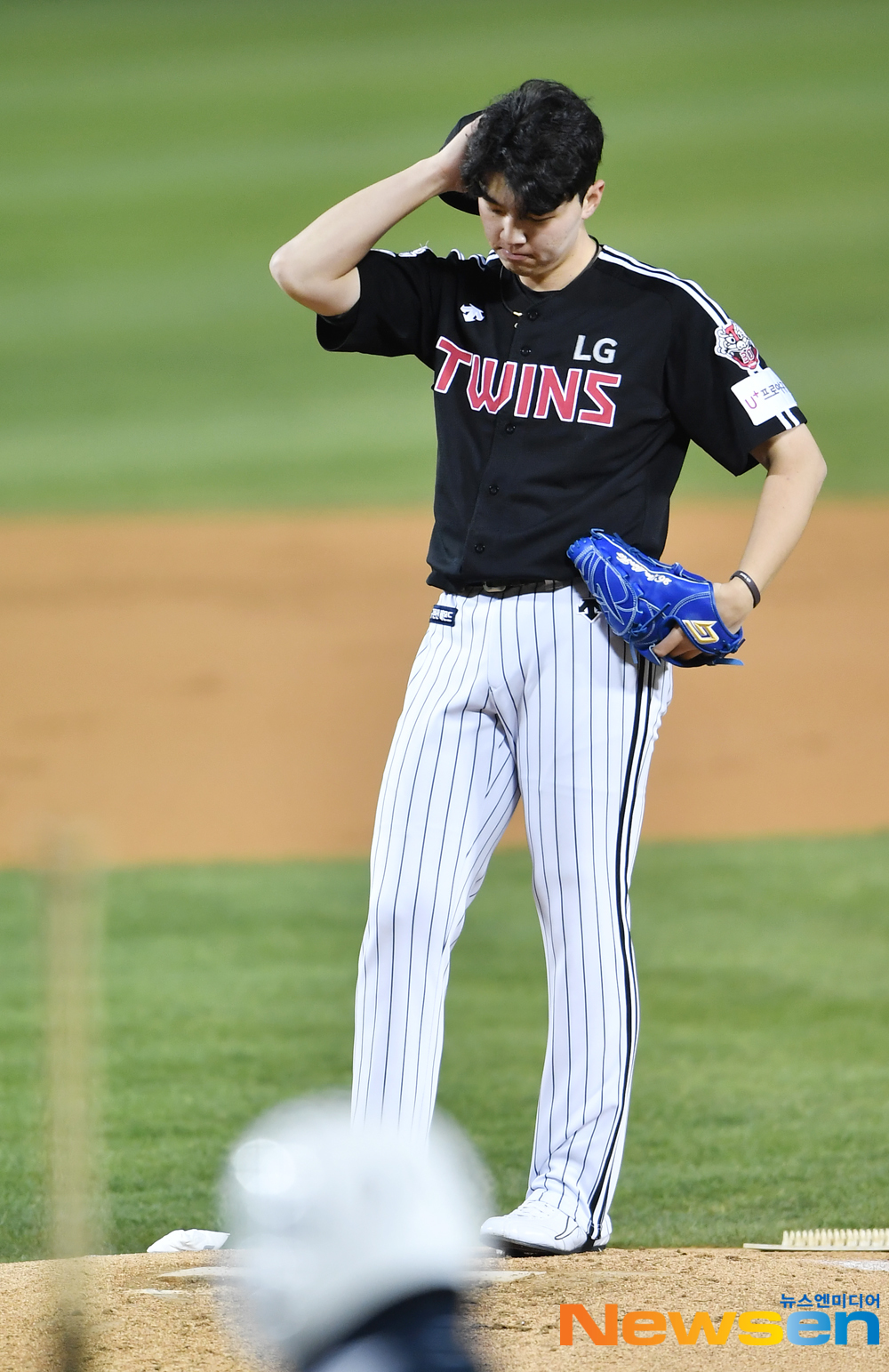 The first leg of the 2020 Shinhan Bank SOL KBO League postseason KBO semi-playoff (3th-round second-round) Doosan Bears VS LG Twins game was held at Jamsil-dongBaseball park in Songpa-gu, Seoul on the afternoon of November 4th.Lee Min-ho, who is a starting player on the day, is making a hard look after throwing a ball to Doosan Kim Jae-ho at the end of the first inning.Doosan was the first-round pick, Flexen was the first player, and Lee Min-ho was the first playerThe previous KBO semi-playoff has been held 28 times, of which the first-round winning team has made 24 playoff appearances; the odds have been close to 87 percent.expressiveness