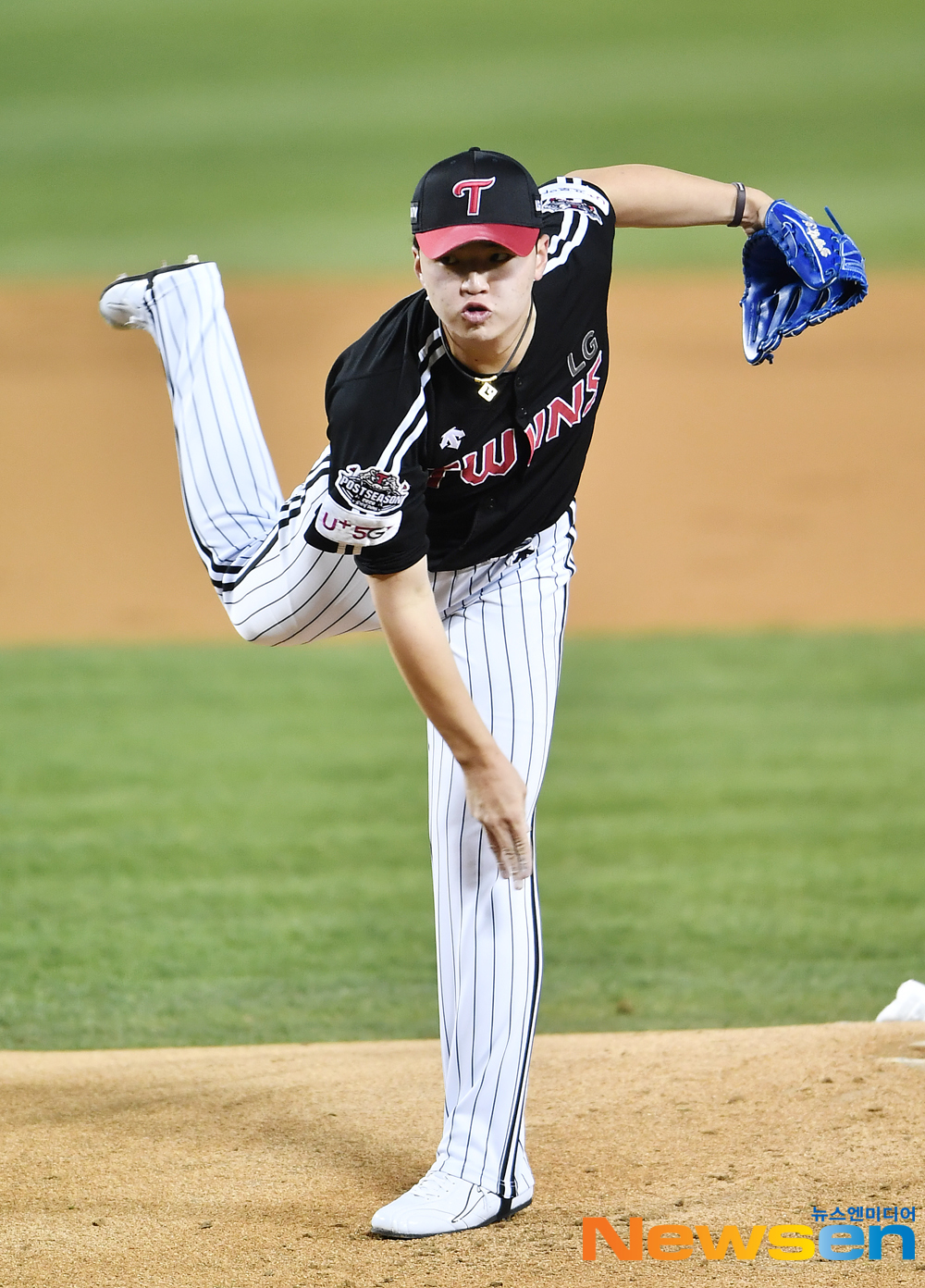 The first leg of the 2020 Shinhan Bank SOL KBO League postseason KBO semi-playoff (3th-round second-round) Doosan Bears VS LG Twins game was held at Jamsil-dongBaseball park in Songpa-gu, Seoul on the afternoon of November 4th.Lee Min-ho, the lg starter, is throwing the ball vigorously.Doosan was the first-round pick, Flexen was the first player, and Lee Min-ho was the first playerThe previous KBO semi-playoff has been held 28 times, of which the first-round winning team has made 24 playoff appearances; the odds have been close to 87 percent.expressiveness