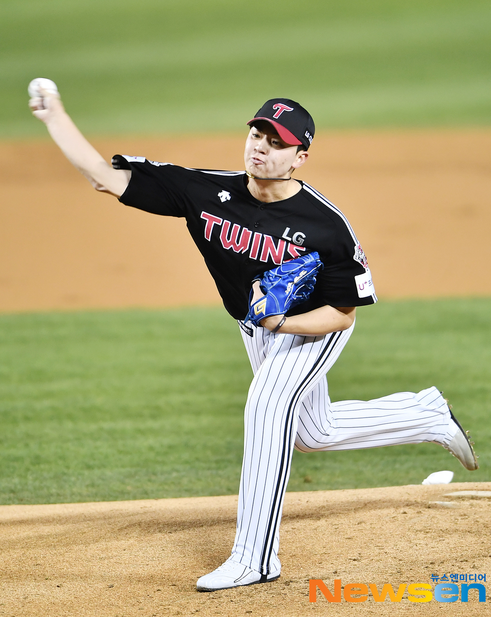 The first leg of the 2020 Shinhan Bank SOL KBO League postseason KBO semi-playoff (3th-round second-round) Doosan Bears VS LG Twins game was held at Jamsil-dongBaseball park in Songpa-gu, Seoul on the afternoon of November 4th.Lee Min-ho, the lg starter, is throwing the ball vigorously.Doosan was the first-round pick, Flexen was the first player, and Lee Min-ho was the first playerThe previous KBO semi-playoff has been held 28 times, of which the first-round winning team has made 24 playoff appearances; the odds have been close to 87 percent.expressiveness