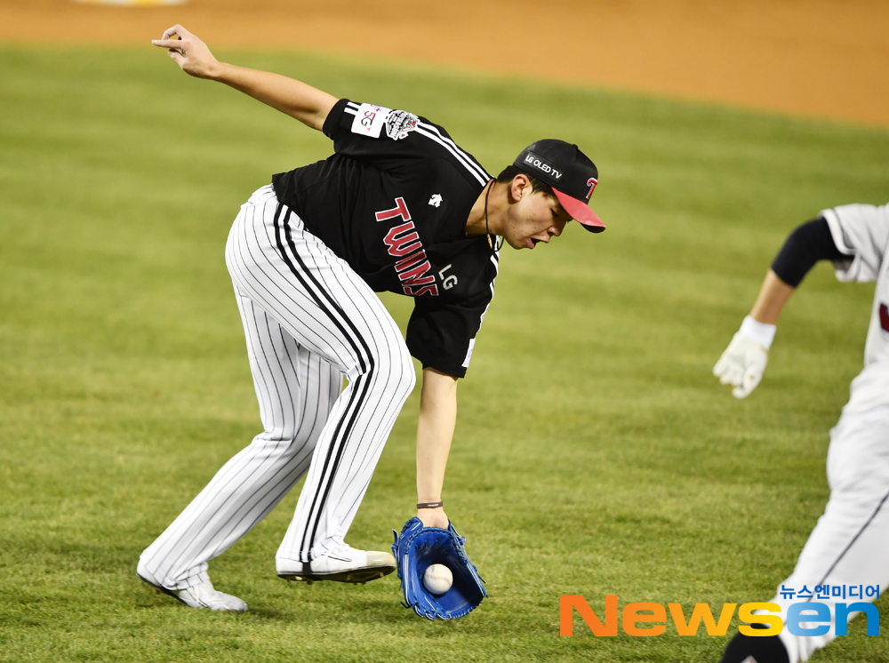 The first leg of the 2020 Shinhan Bank SOL KBO League postseason semi-playoff (two-game winning system) Doosan Bears VS LG Twins game was held at Jamsil-dongBaseball Park in Songpa-gu, Seoul on the afternoon of November 4.Jung Soo-bin was defending LG Lee Min-ho Pitcher when Jung Soo-bin made a surprise bunt in the second inning. Jung Soo-bin recorded an infield hit.Doosan was the first-round pick, Flexen was the first player, and Lee Min-ho was the first playerThe previous semi-playoffs have been held 28 times, of which the first-round winning team has made 24 playoff appearances; the odds have been close to 87 percent.expressiveness